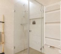 Full bathroom image 2