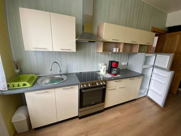 s troubou, sporákem, lednicí, mrazákem, kávovarem a mikrovlnou troubou