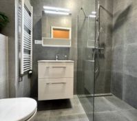 Full bathroom image 1