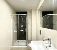 Full bathroom image 1