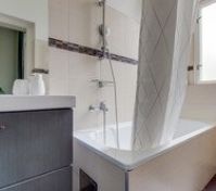  bathroom with bathtub