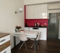 stůl se dvěma židlemi