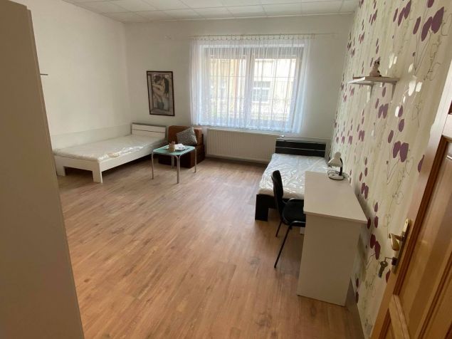 pokoj č.2 (s pohledem do ulice)