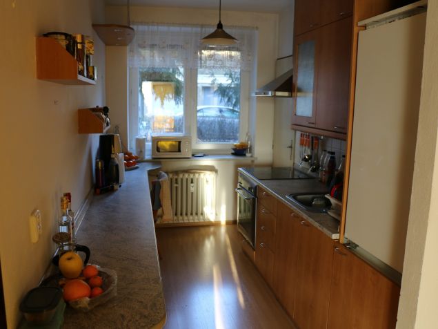 Kuchyň - vpravo vzadu dveře do spíže