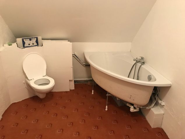 Koupelna s rohovou vanou v prvním patře