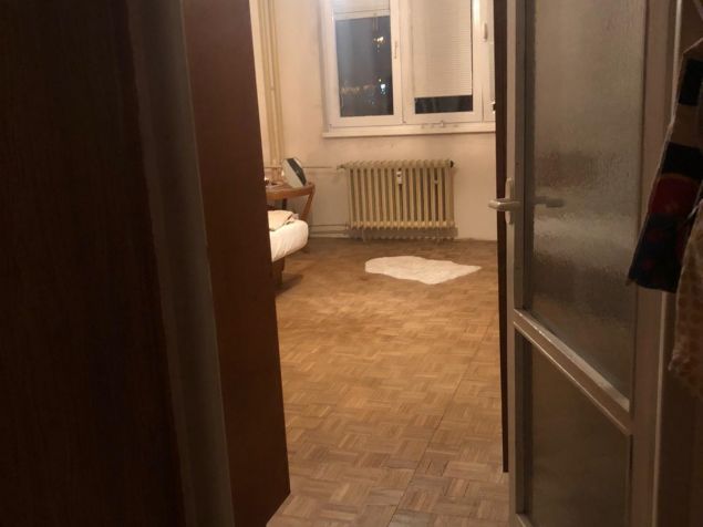 vchod do pokoje je hned vedle dveří, takže se nemusíš bát, že někoho budeš otravovat