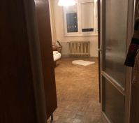 vchod do pokoje je hned vedle dveří, takže se nemusíš bát, že někoho budeš otravovat