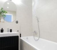 Full bathroom image 2