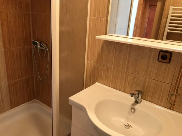 Koupelna se sprchovým koutem v přízemí