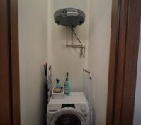 V prádelně máte k dispozici novou pračku, základní úklidové prostředky, sušák na prádlo a žehlicí prkno