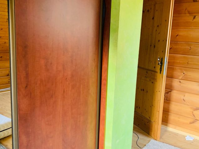 vestavena skrin, steny drevo