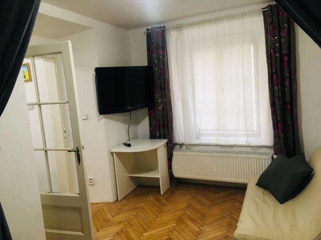 Ložnice s obývákem dohromady, možnost oddělit závěsem