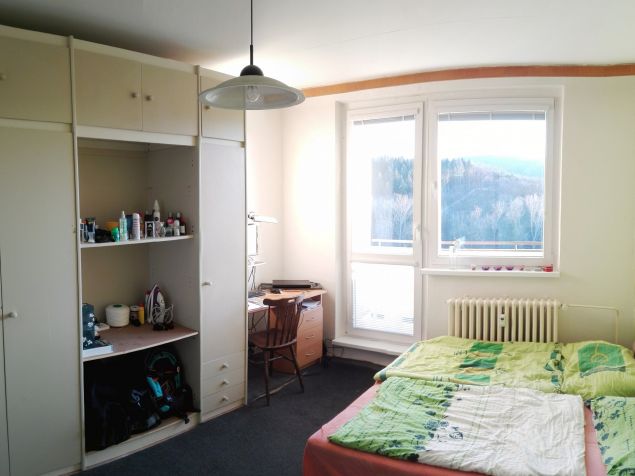 menší z pokojů s balkonem