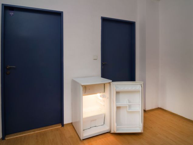 lednička v chodbě společná pro 2 pokoje