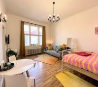 Studio room with dining area