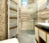 Full bathroom image 1