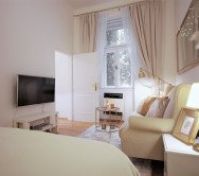 Výhled z hlavní místnosti je do vnitrobloku