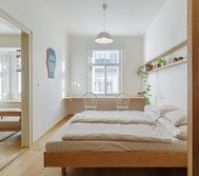 ložnice s pracovním stolem