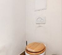 Half bathroom image 2