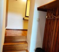 schody do kuchyně a koupelny