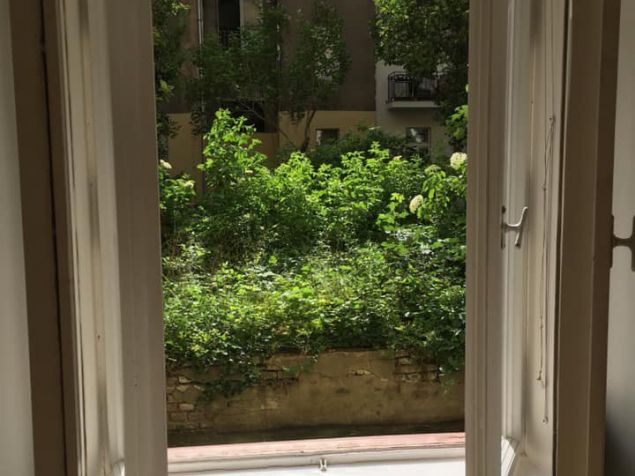 Pokoj směrem do vnitrobloku zaručuje klid od velkoměsta a jeho ruchu. :-)