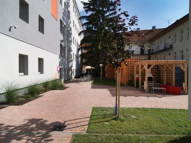 vnitroblok s kavárnou a grilem