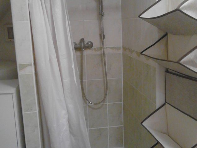 sprchový kout ve stejné místnosti jako záchod a umyvadlo