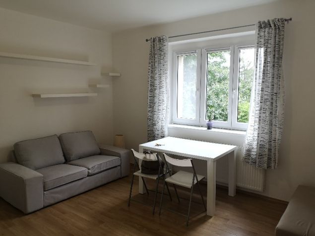 Obývací pokoj výhledem do zahrady