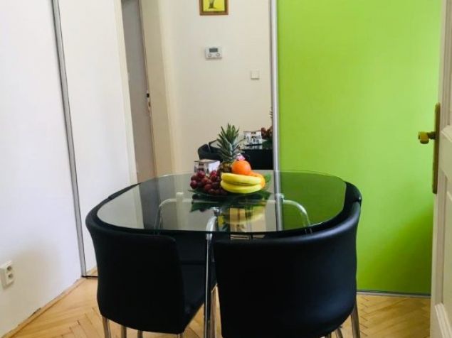 Místnost s jídelním stolem a velikánskou vestavěnou skříní