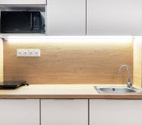  Equipped kitchen with refrigerator and dishwasher