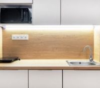  Equipped kitchen with refrigerator and dishwasher