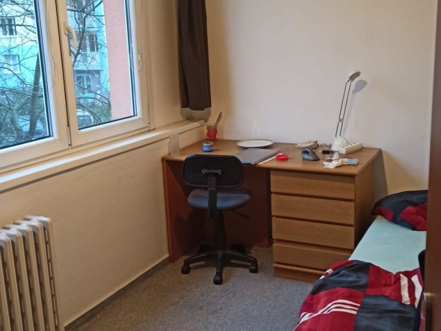 Pokoj (záběr s výhledem)