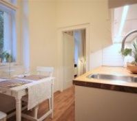 Rozkládací stůl je možno složit pro více prostoru v kuchyni