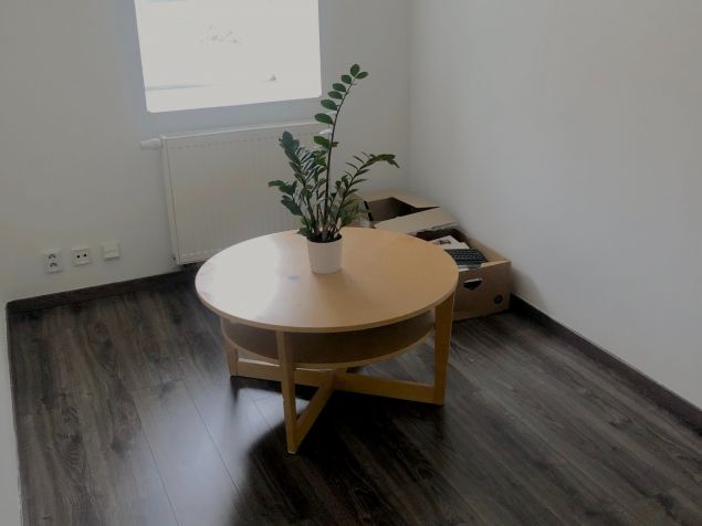 Menší pokoj se samostatnými dveřmi, který je součástí pokoje