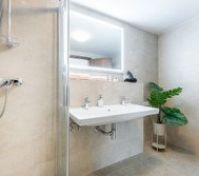 Full bathroom 1 image 2