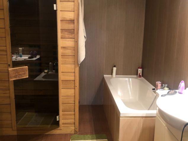 koupelna s vanou a saunou