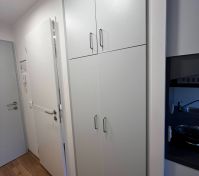 prostorná šatní skříň s poličkami i tyčí na ramínka