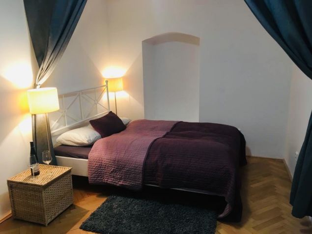 Ložnice s obývákem dohromady, možnost oddělit závěsem