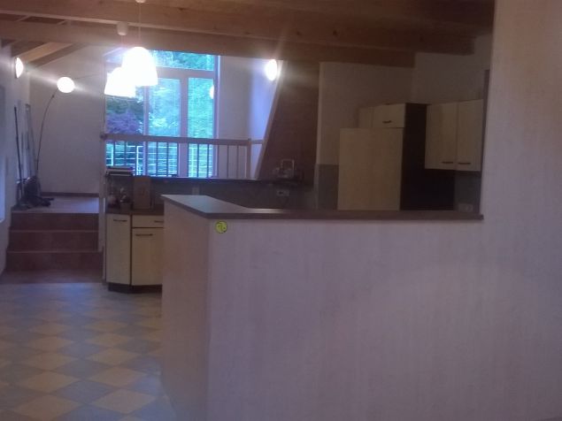 pohled z obýváku přes kuchyn na mezonet