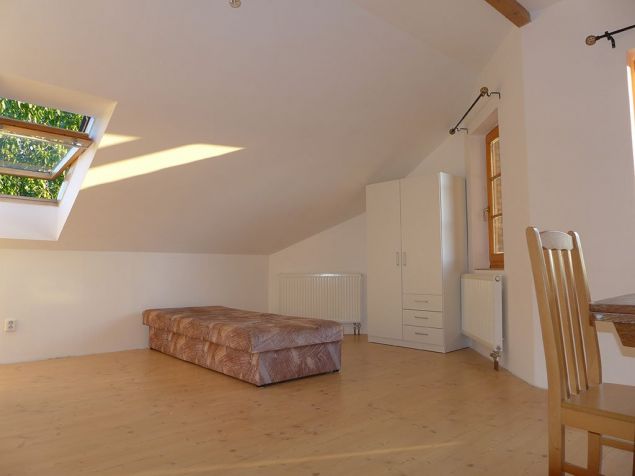 postel/e, skřín, stůl, židle