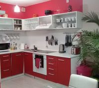 Kuchyň, lednice, mrazák, varná deska, horkovzdušná trouba, mikrovlnka, topinkovač, varná konev, atd..