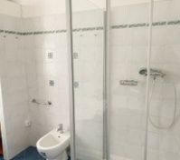 Full bathroom image 2