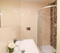 Full bathroom image 1