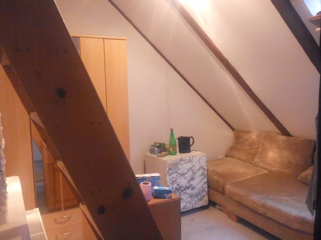 Lednice, sedací souprava,schůdky do podkrovního prostoru na spaní, s oknem