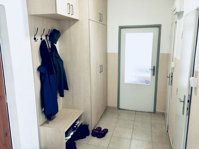 chodba, botník, šatní skříň, zleva: dveře do pokoje, wc, koupelna,