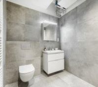 Full bathroom image 3